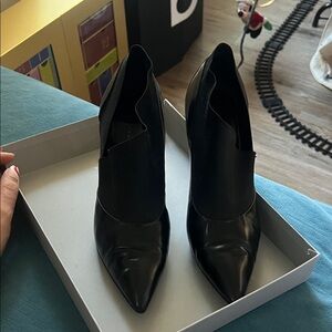 Donna Karan New York Elegant Black Pumps